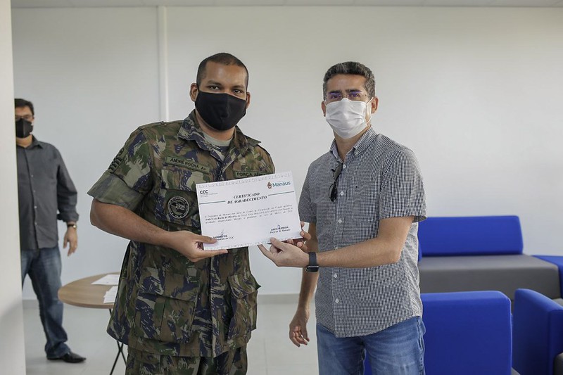 David Almeida certifica militares com mérito de agradecimento por atualização do ‘Vacinômetro’