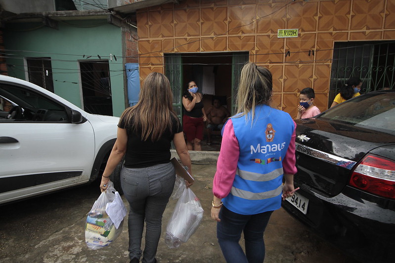 Famílias que sofreram com fortes chuvas em Manaus começam a receber assistência da prefeitura