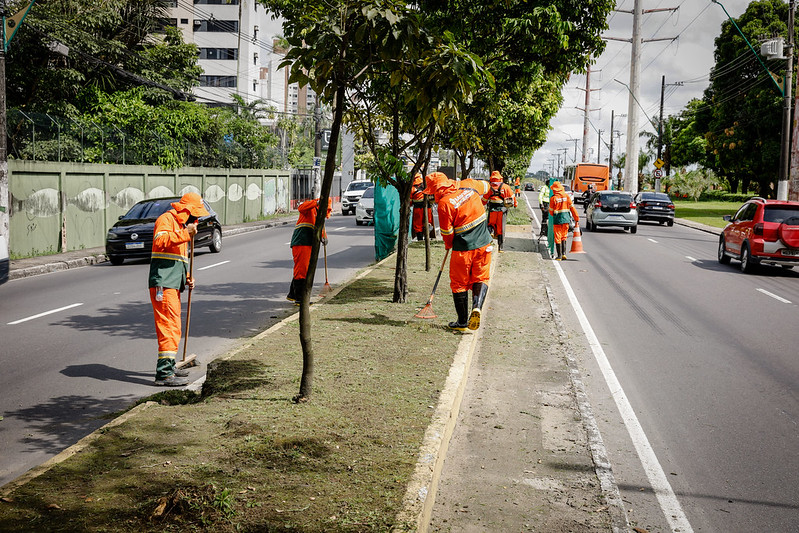 Avenida Ephigênio Salles recebe mutirão de limpeza da Prefeitura de Manaus