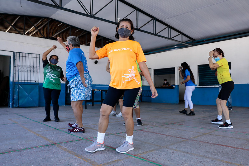 Prefeitura de Manaus realiza atividades físicas com terceira idade em campo na zona Norte