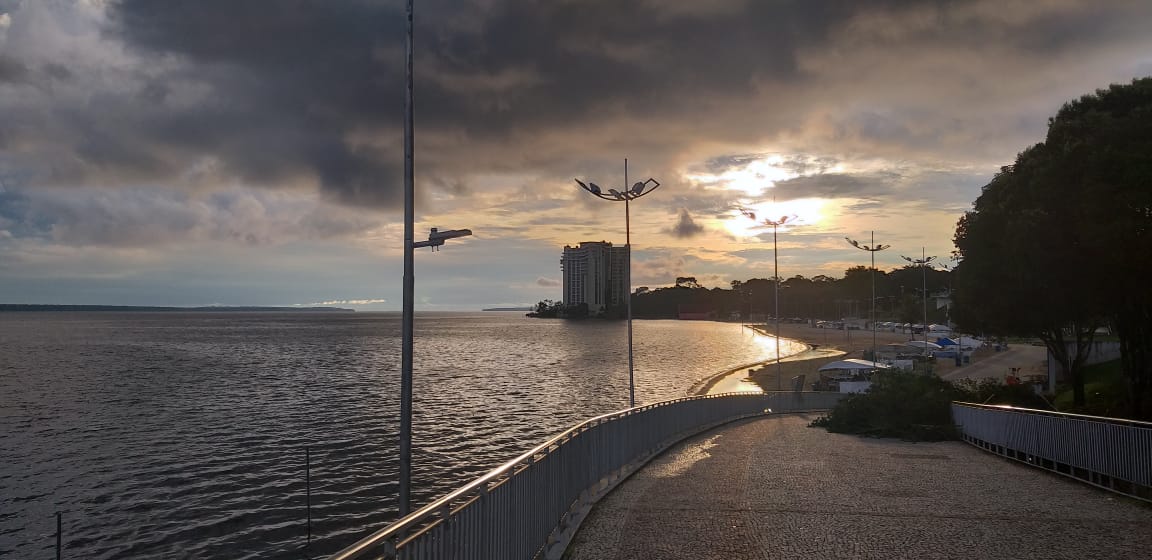 Por medida de segurança na cheia, Prefeitura de Manaus desliga parte da energia dos postes perto do calçadão da Ponta Negra