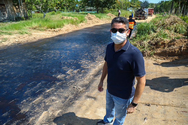 Prefeito David Almeida vistoria obra que garante melhoria no escoamento de produtos em ramal na AM-010