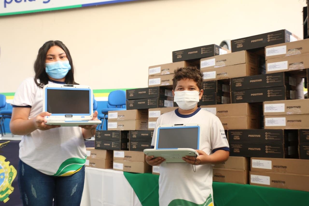 Governo do Amazonas entrega notebooks a estudantes e professores de Rio Preto da Eva