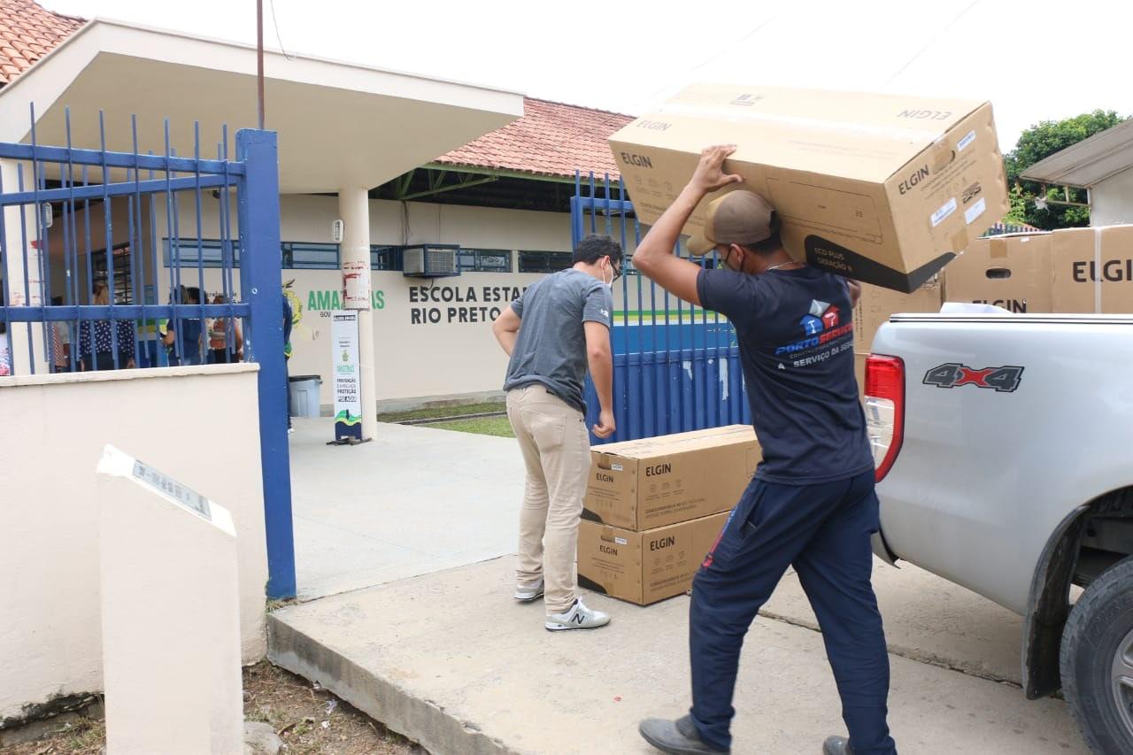 Governo do Amazonas equipa escolas de Rio Preto da Eva com novos aparelhos de ar condicionado