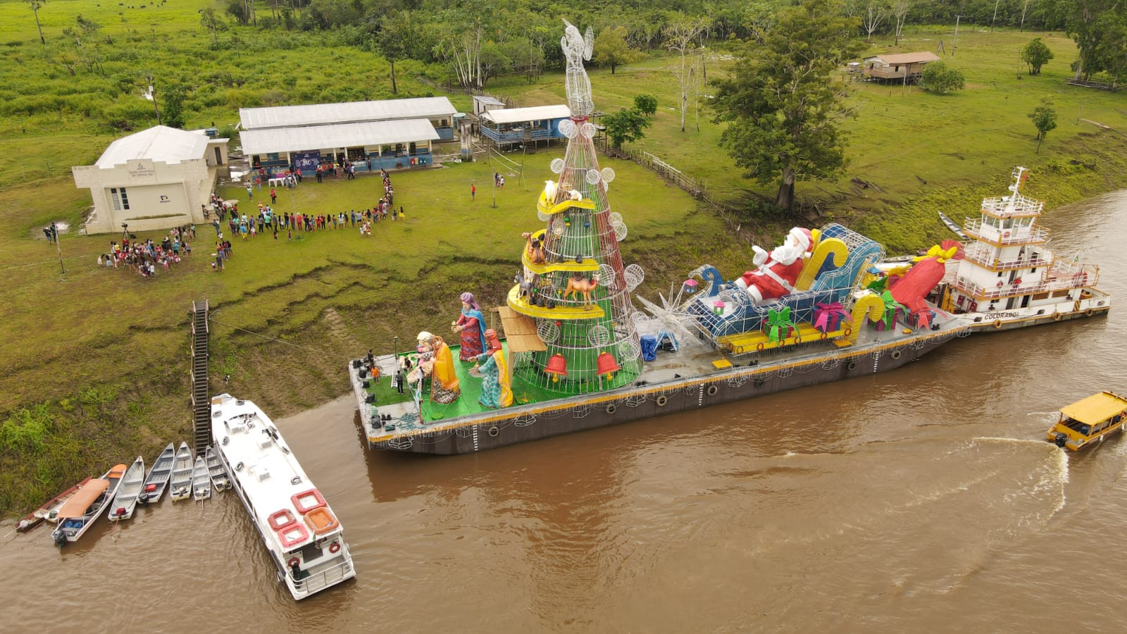 Presépio flutuante percorre comunidades dos rios Negro e Amazonas distribuindo alegria e o encanto natalino