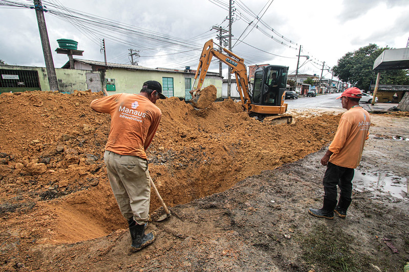 Prefeitura recupera rede de drenagem no bairro Santo Antônio