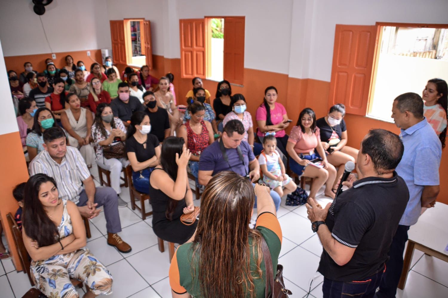 Prefeitura de Rio Preto da Eva entrega fardamento e kits escolares para estudantes da educação infantil