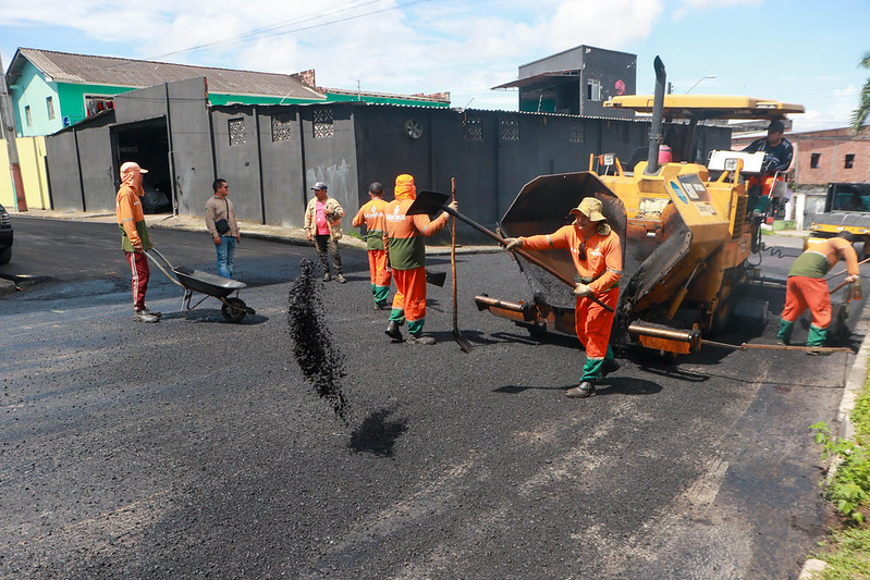 Programa Asfalta Manaus avança no bairro Tancredo Neves