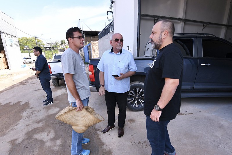 Prefeito em exercício Wallace Oliveira vistoria ação da Seminf no bairro Flores