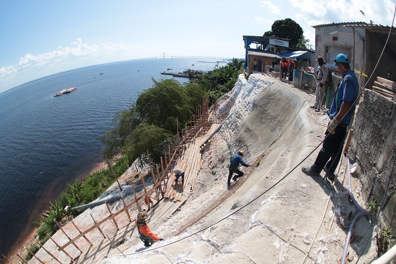 Equipes de obras da Prefeitura de Manaus utilizam técnicas de rapel para conter erosão