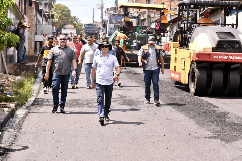 Prefeito David Almeida fiscaliza obras de contenção de erosão na zona Norte