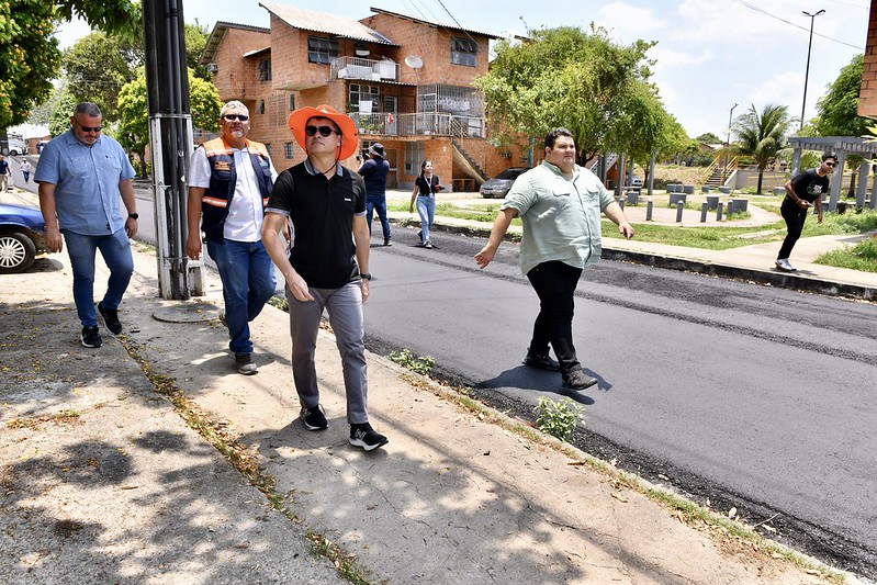 Prefeito David Almeida fiscaliza avanço do programa ‘Asfalta Manaus’ em diferentes zonas da cidade