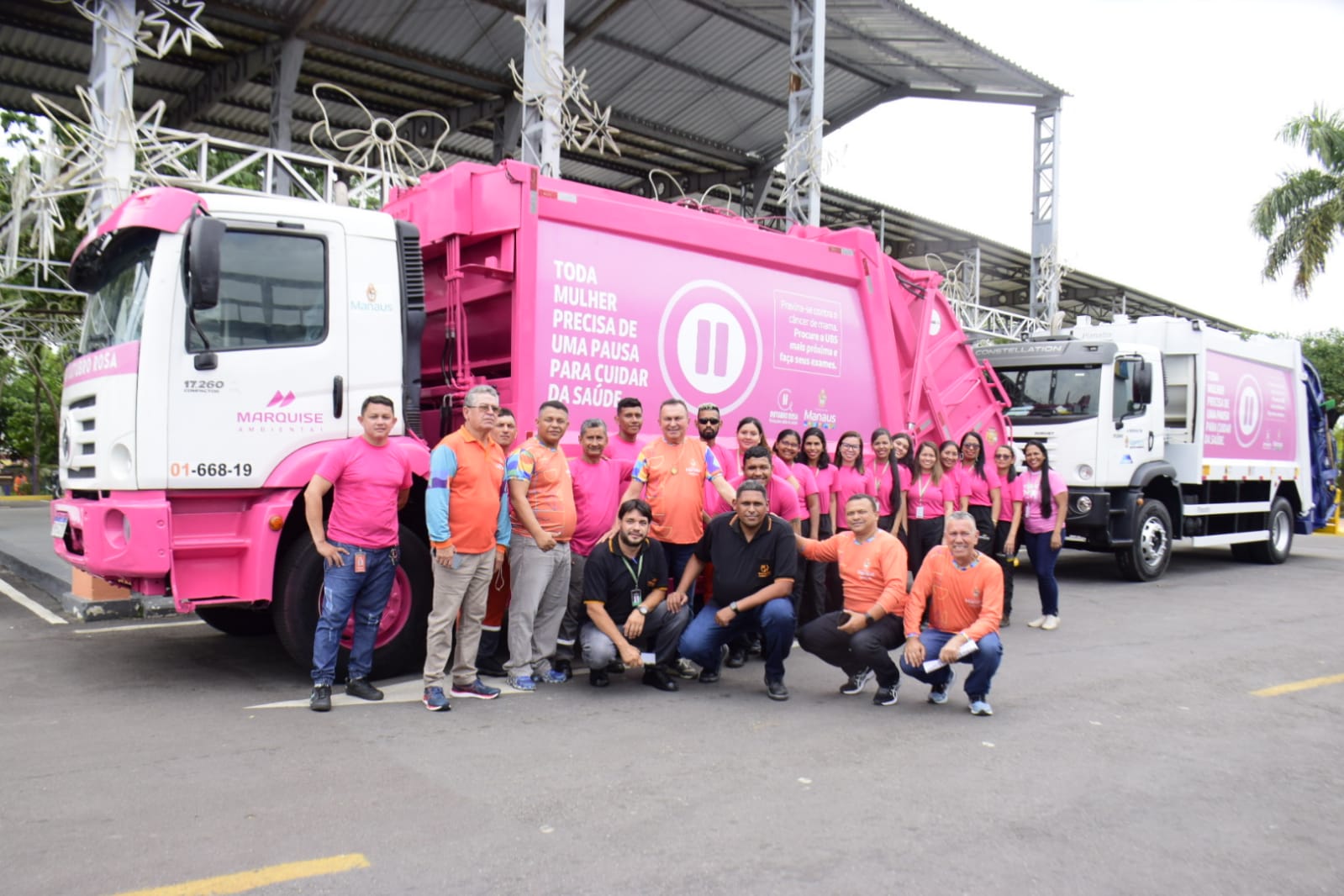 Caminhões de lixo cor de rosa circulam em campanha de conscientização da Prefeitura de Manaus