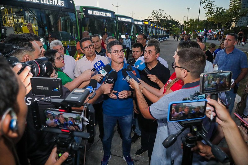 Prefeito David Almeida destaca reforço na frota de ônibus com a entrega de novos veículos