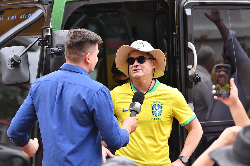 Prefeito David Almeida acompanha obra emergencial na avenida Atlântica, bairro da Raiz