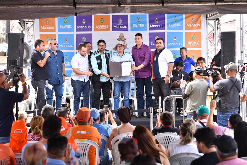 Prefeito David Almeida assina ordem de serviço para início das obras do mercado municipal Maximino Corrêa, na Praça 14