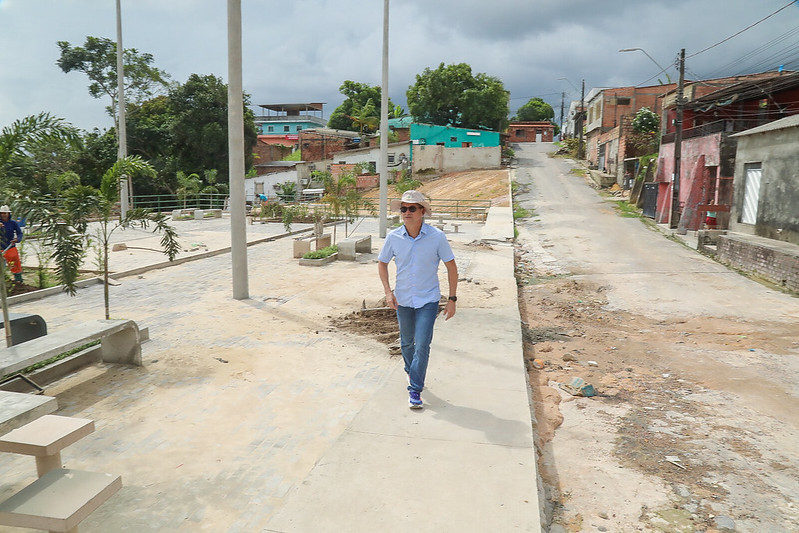 Prefeito David Almeida vistoria obra de contenção de erosão no bairro Cidade de Deus