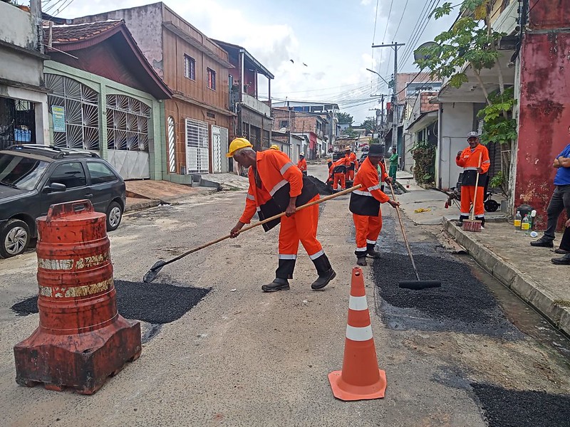 Prefeitura intensifica serviços de recomposição asfáltica em via do conjunto Promorar