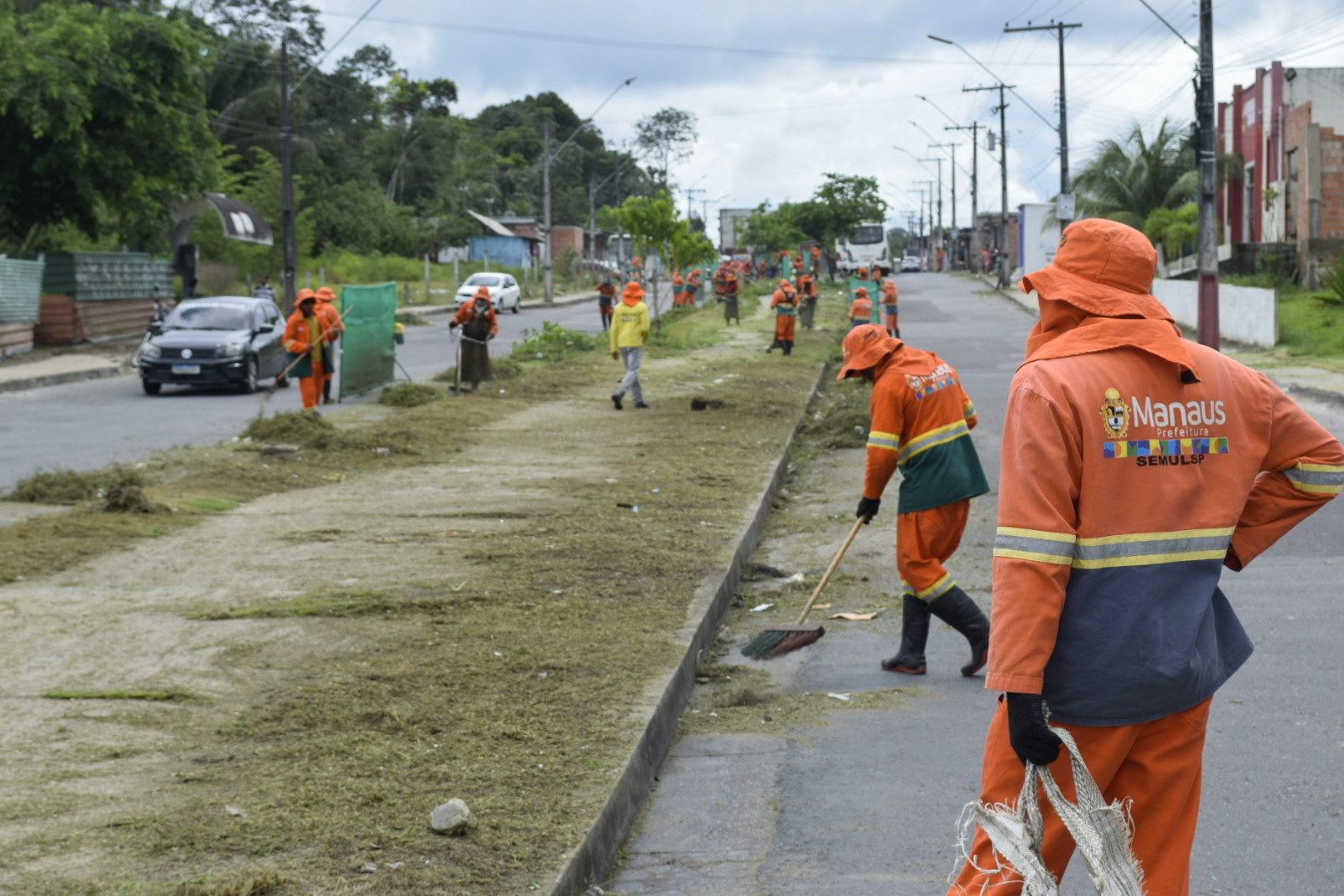 Prefeitura de Manaus realiza ação de limpeza no conjunto Viver Melhor 2