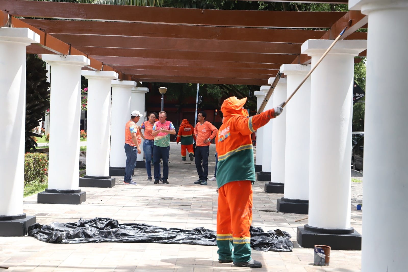 Prefeitura de Manaus realiza serviços de limpeza no Centro