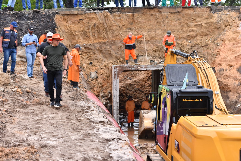 Prefeito David Almeida fiscaliza andamento das obras de drenagem na avenida Djalma Batista