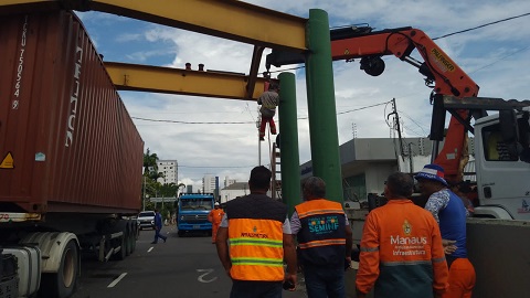 Prefeitura retira limitadores danificados por carreta no Complexo Viário Ministro Roberto Campos