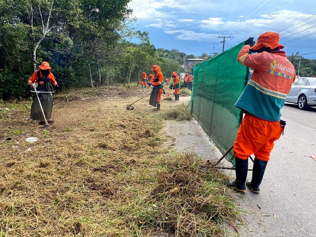 Prefeitura de Manaus realiza ação de limpeza na estrada da Vivenda Verde