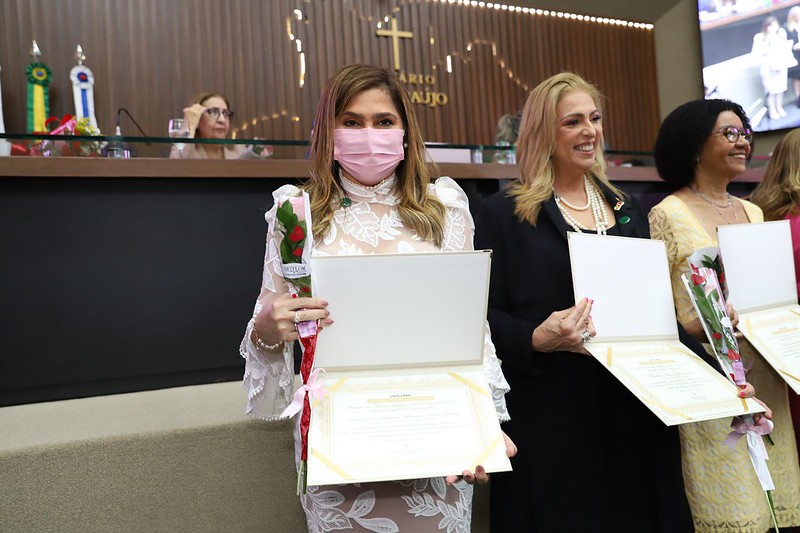 Secretária de Educação Municipal recebe Diploma Mulher Cidadã Amazonense