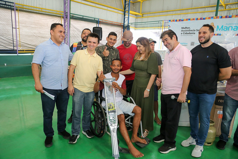 Prefeitura de Manaus entrega doações às famílias vítimas do deslizamento no Jorge Teixeira