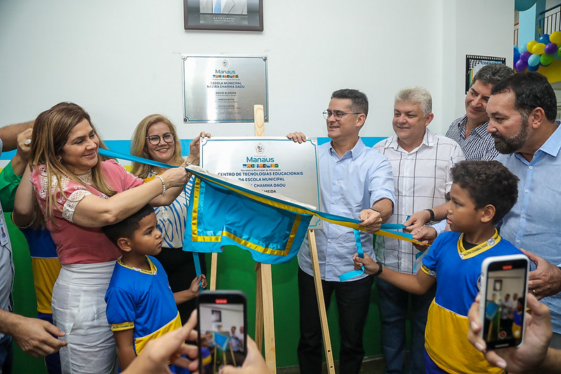 Prefeito entrega escola Nazira Chamma Daou totalmente revitalizada para a população do Educandos