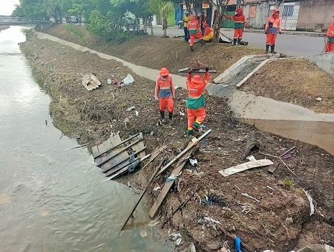 Prefeitura de Manaus intensifica limpeza em igarapés na cidade