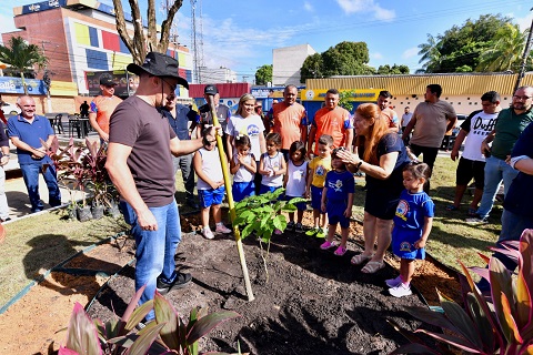 Prefeito participa de ação de arborização no bairro Dom Pedro