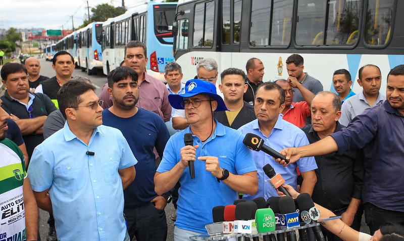 Prefeito entrega novos ônibus e frota renovada de veículos soma 272 em Manaus