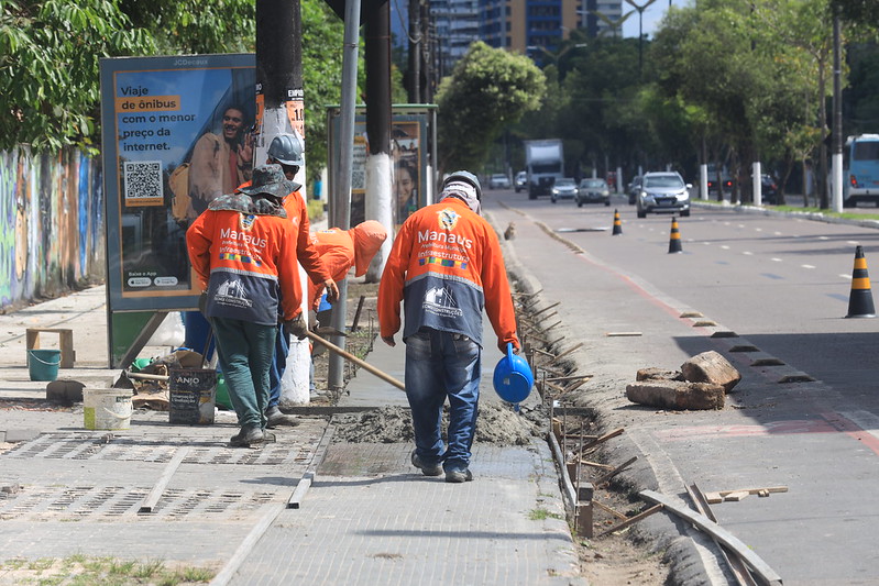 Prefeitura de Manaus intensifica obras de construção da ciclovia na Ponta Negra