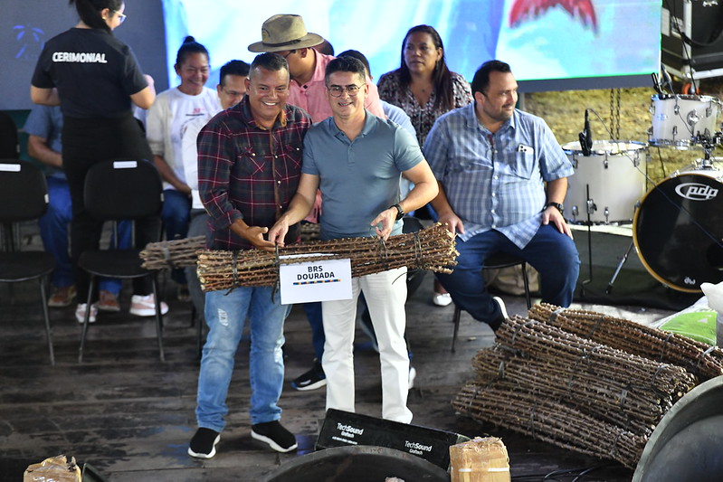 Prefeito destaca apoio aos produtores rurais durante entrega de mais de 100 mil mudas de maniva de mandioca