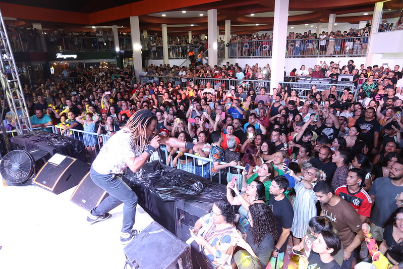 Prefeito destaca grande presença do público em noite de show de Toni Garrido na Casa de Praia Zezinho Corrêa