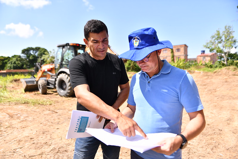 Prefeito visita áreas onde serão construídas casas populares