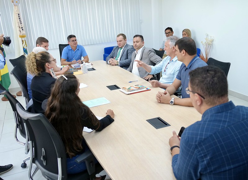 Prefeitura de Manaus dialoga com associação dos flutuantes do Tarumã sobre decisão judicial