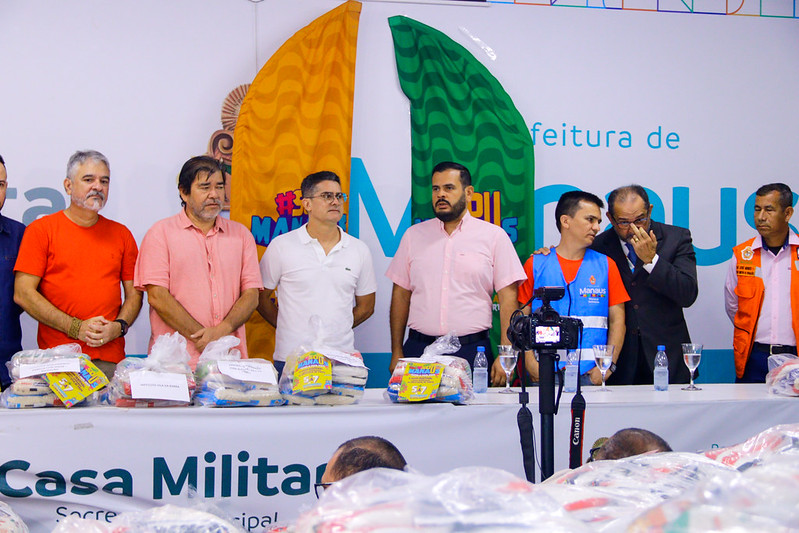 Prefeito comemora sucesso social do ‘#SouManaus 2023’ durante entrega simbólica de 102 toneladas de alimentos arrecadadas