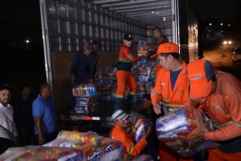 Prefeito acompanhou carregamento de balsa com mantimentos para beneficiar mais 500 famílias atingidas pela severa estiagem nos rios amazônicos