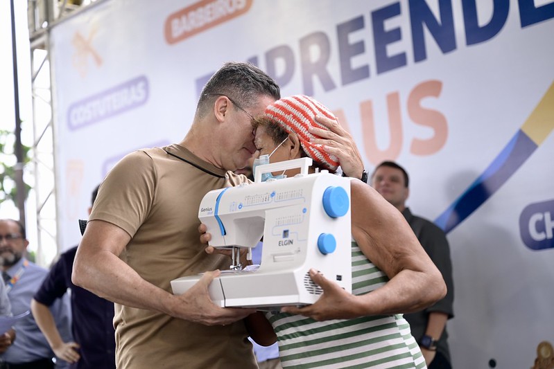 Prefeito entrega itens da primeira fase do programa ‘Empreende Manaus’ beneficiando 782 empreendedores