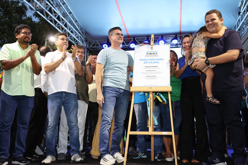 Prefeito David Almeida entrega a primeira praça molhada de Manaus na zona Sul