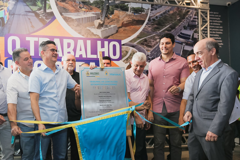 Prefeito David Almeida inaugura nova passarela da avenida Ephigênio Salles