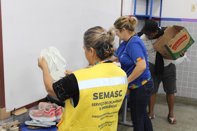 Prefeitura de Manaus atende famílias vítimas de incêndio no bairro do Céu