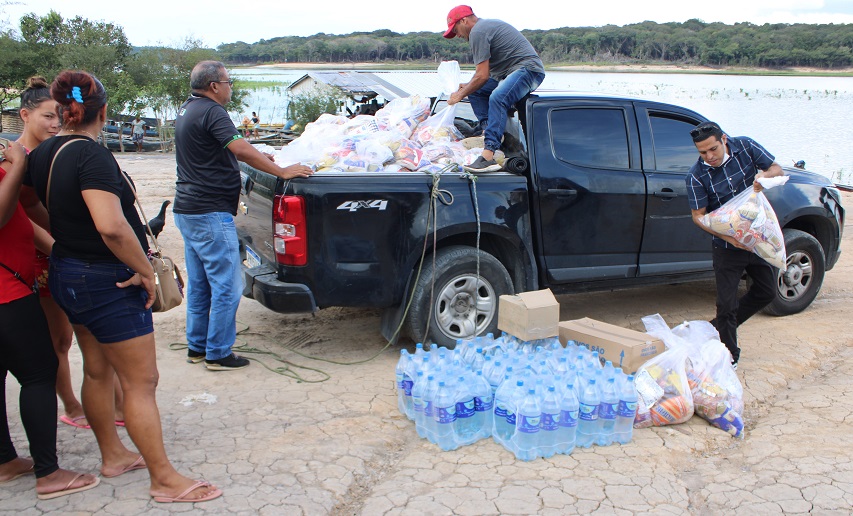 Prefeitura de Manaus entrega cestas básicas a famílias ribeirinhas da zona Leste