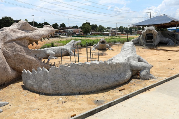 Esculturas gigantes recebem argamassa e concreto armado na etapa cênica do parque Amazonino Mendes