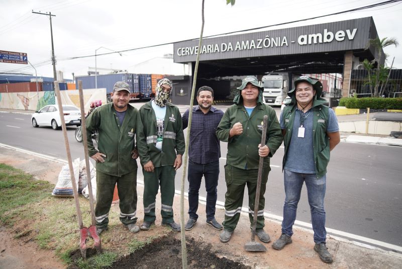 Prefeitura de Manaus realiza ação de arborização na avenida Constantino Nery